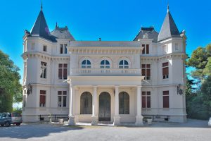 Nice Gairaut – Your One Bedroom Apartment in a Castle