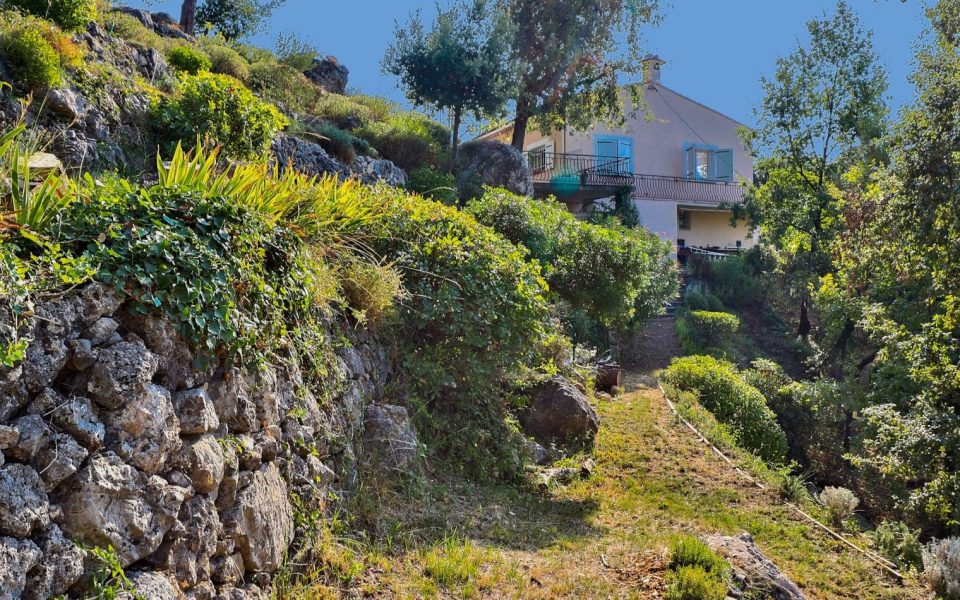 Tourrettes sur Loup – Jolie maison de plain pieds avec terrain 6600 m2 piscinable