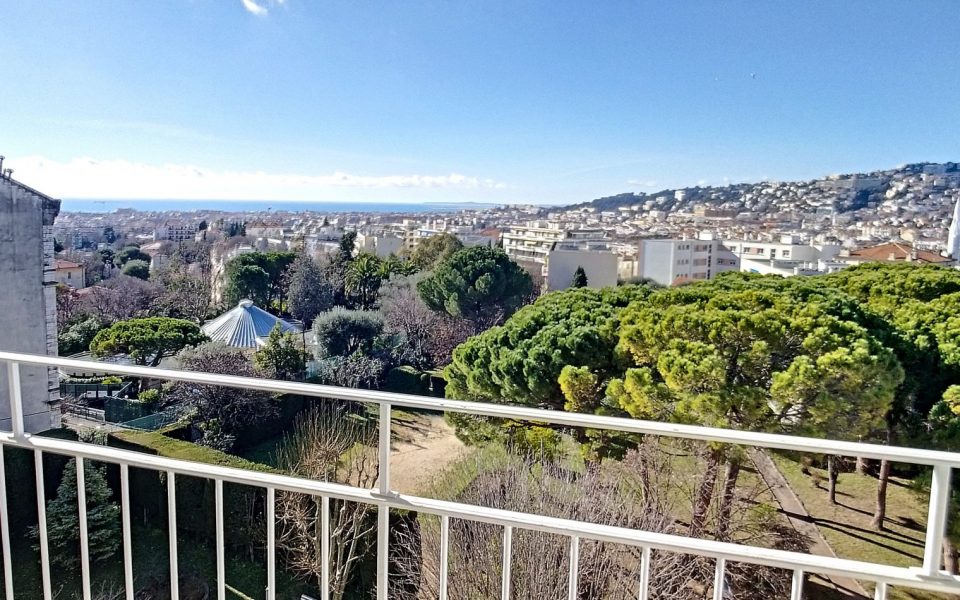 Appartamento arredato con 2 camere da letto con vista sulla città e sul mare