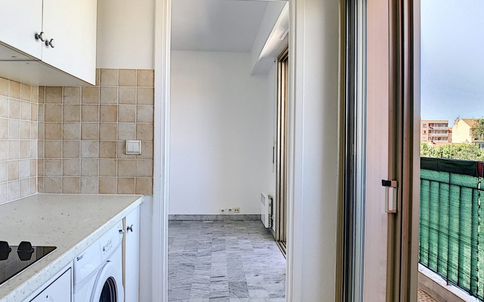 Riquier – Pleasant studio with balcony and open view