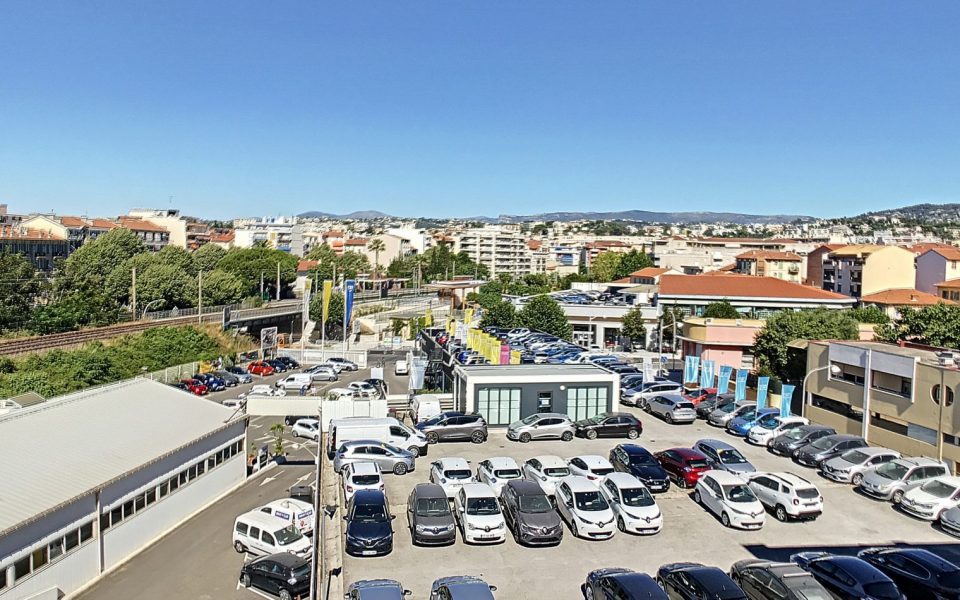 Riquier – Grazioso monolocale con balcone e vista aperta