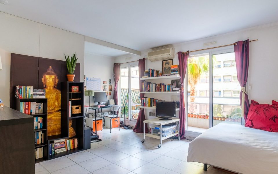 Nice proche Massena – Vaste studio au calme dans residence de luxe.