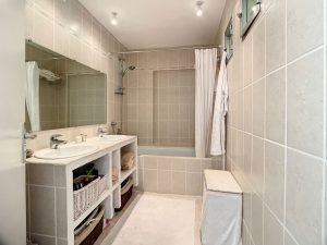 Nizza Gairaut – Ultimo piano in una tenuta con piscina