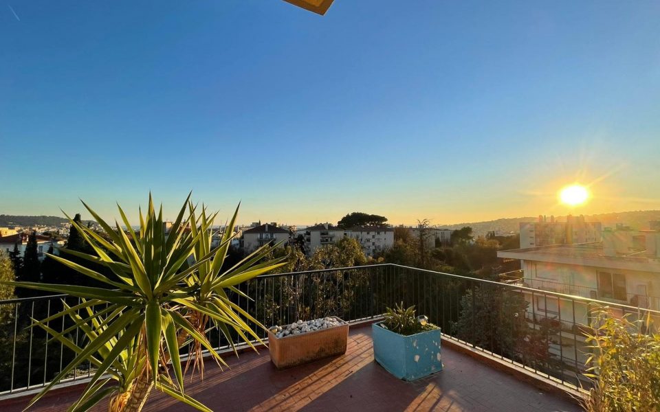 Nice Cimiez – Exceptional Top Floor With Terrace : photo 2
