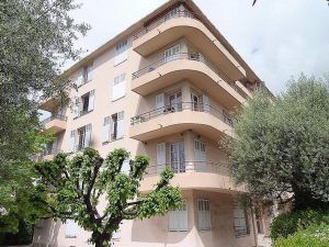 Nizza Cimiez – 2 camere 42 m2 da ristrutturare in ambiente bello e tranquillo