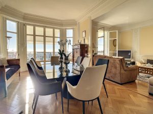 Nizza Cimiez – Bellissimo appartamento di 5 stanze di 140 m2 al piano alto con vista mare e parcheggio