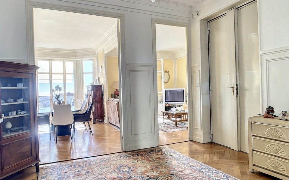 Coeur Cimiez – Beau 5 pièces de 140 m2 en étage élevé avec vue mer et stationnement : photo 2