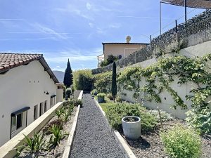 Nizza Cimiez – Casa a un piano con giardino mediterraneo.