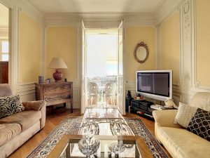 Coeur Cimiez – Beau 5 pièces de 140 m2 en étage élevé avec vue mer et stationnement