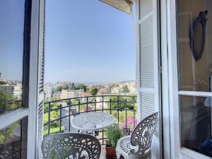 Coeur Cimiez – Beau 5 pièces de 140 m2 en étage élevé avec vue mer et stationnement
