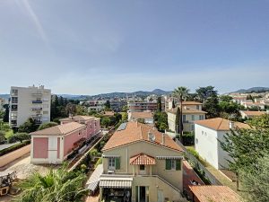 Nizza Cimiez – Bilocale all’ultimo piano con grande terrazza di 33 m2