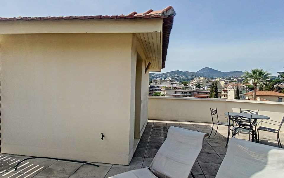Nizza Cimiez – Bilocale all’ultimo piano con grande terrazza di 33 m2 : photo 2