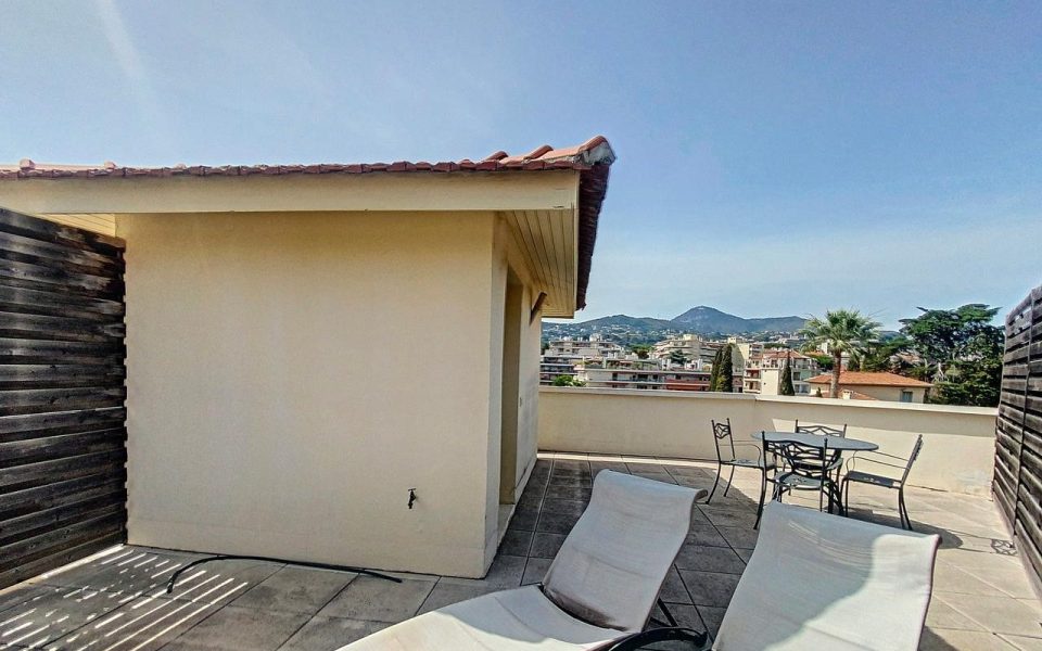 Nice Cimiez – Deux pièces en dernier étage avec grande terrasse de 33 m2