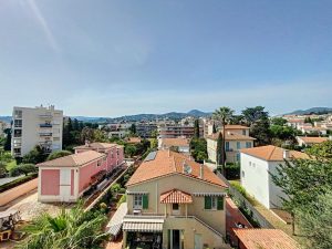 Nizza Cimiez – Bilocale all’ultimo piano con grande terrazza di 33 m2