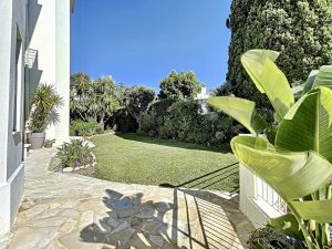 Nizza – Un appartamento-villa immerso nella luce del sole e nella calma più assoluta in un dominio privilegiato di Cimiez