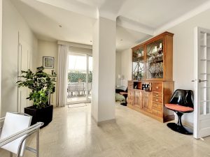 An apartment-villa bathed in sunlight and absolute calm in a select area of Cimiez
