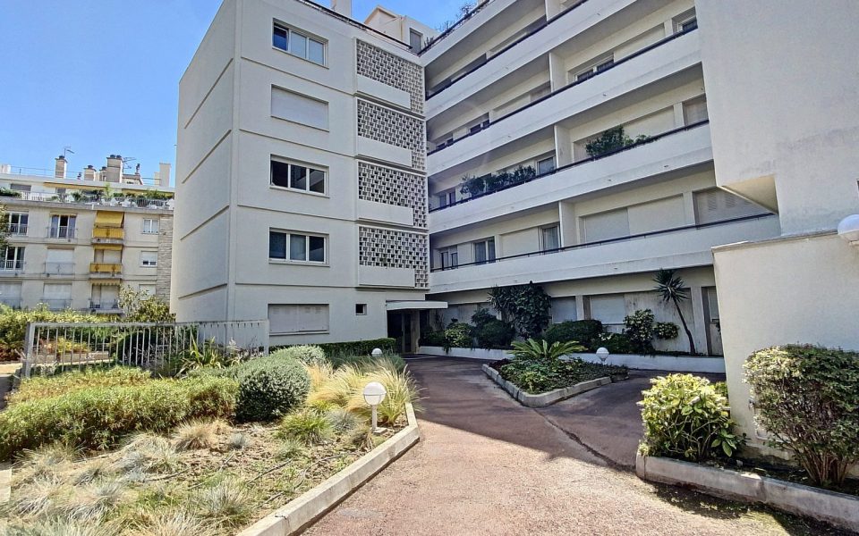 Nice Coeur Cimiez – Dans résidence standing bel appartement 94m2 plein Sud avec jardin privatif : photo 2