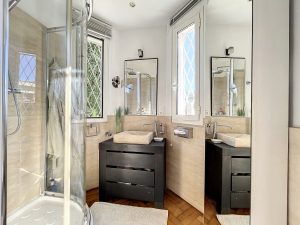 Cimiez -Un appartement-villa baigné de soleil et au calme absolu dans un domaine prisé de Cimiez