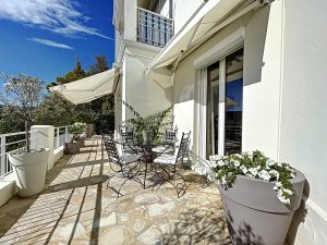 Cimiez -Un appartement-villa baigné de soleil et au calme absolu dans un domaine prisé de Cimiez