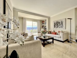 Cimiez -Un appartement-villa baigné de soleil et au calme absolu dans un domaine prisé de Cimiez