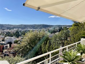 Cimiez -Un appartement-villa baigné de soleil et au calme absolu dans un domaine prisé de Cimiez