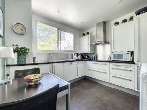 Cimiez -Un appartement-villa baigné de soleil et au calme absolu dans un domaine prisé de Cimiez