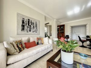 Cimiez -Un appartement-villa baigné de soleil et au calme absolu dans un domaine prisé de Cimiez