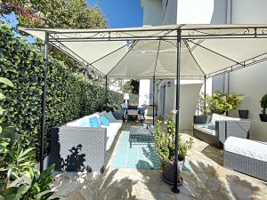 Cimiez -Un appartement-villa baigné de soleil et au calme absolu dans un domaine prisé de Cimiez