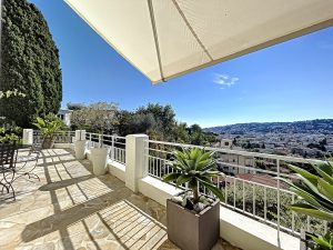 Cimiez -Un appartement-villa baigné de soleil et au calme absolu dans un domaine prisé de Cimiez