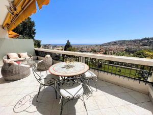 Nizza Chambrun – Magnifico appartamento di 2 stanze all’ultimo piano con vista mare