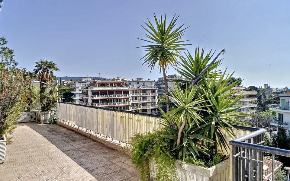 Coeur Cimiez – Trilocale atipico all’ultimo piano con terrazza e vista panoramica sul mare e sulla città