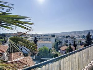Coeur Cimiez – Trilocale atipico all’ultimo piano con terrazza e vista panoramica sul mare e sulla città