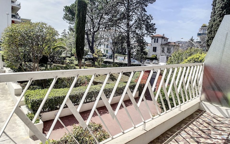 Nice Bas Cimiez – Large renovated One bedroom Apartment 60 sqm in a Luxury Residence