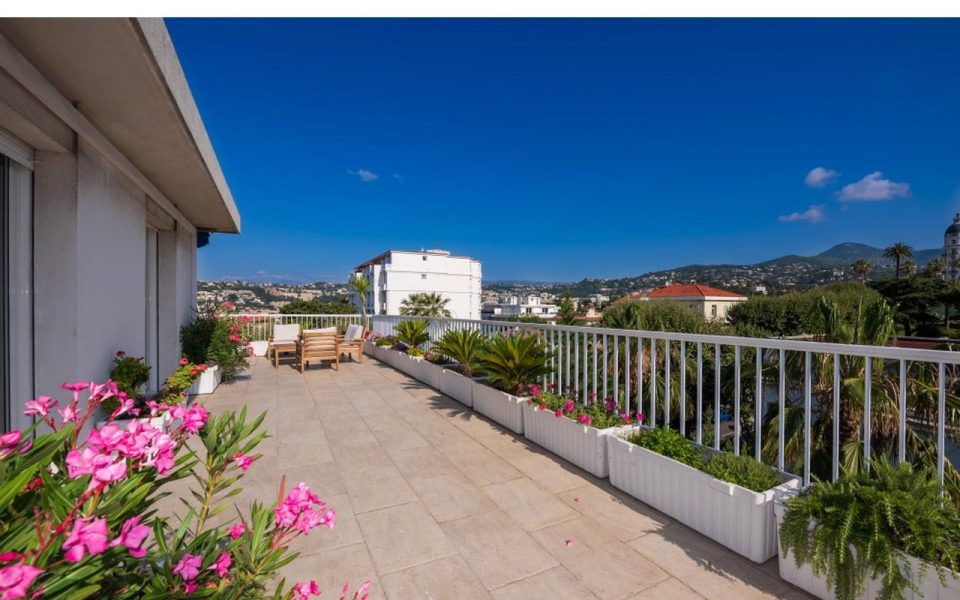 Cimiez – Grand 2 pièces meublé 54 m² avec terrasse de 75m² (IT)