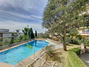 Chambrun – Appartement en rez-de-jardin avec piscine