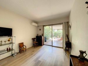 Chambrun – Appartement en rez-de-jardin avec piscine