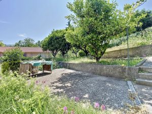 Rara – Casa di 5 locali in posizione tranquilla vicino al centro città