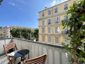 Coup de coeur, Superb Renovated 3 Bedroom Apartment with Luxury Amenities in Parc Wilson