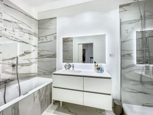 Coup de coeur, Superb Renovated 3 Bedroom Apartment with Luxury Amenities in Parc Wilson