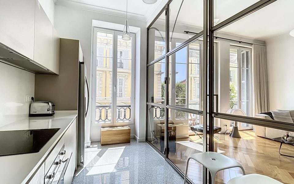 Coup de coeur, Superb Renovated 3 Bedroom Apartment with Luxury Amenities in Parc Wilson : photo 2
