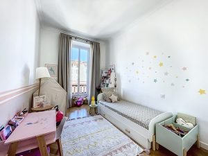 Coup de coeur, Superb Renovated 3 Bedroom Apartment with Luxury Amenities in Parc Wilson