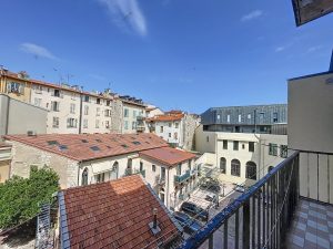 Coup de coeur, Superb Renovated 3 Bedroom Apartment with Luxury Amenities in Parc Wilson