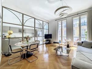 Coup de coeur, Superb Renovated 3 Bedroom Apartment with Luxury Amenities in Parc Wilson