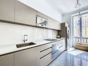 Coup de coeur, Superb Renovated 3 Bedroom Apartment with Luxury Amenities in Parc Wilson
