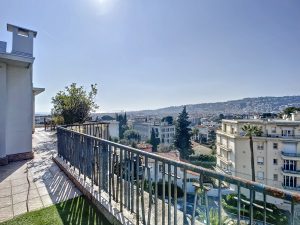 Coeur Cimiez – Atypique 3 pièces en dernier étage avec terrasse et vue panoramique mer et ville