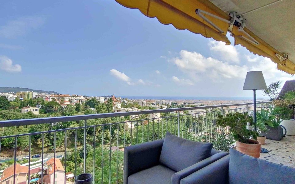 Coquet 2 Pièces de 51 m² avec terrasse et vue imprenable sur la ville et la mer : photo 2