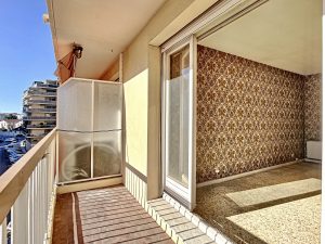 Nice Saint Roch – Ideal first-time Buyer or Investor One Bedroom Apartment to Renovate with High Potential