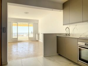 Nizza Cimiez – Appartamento trilocale all’ultimo piano completamente ristrutturato
