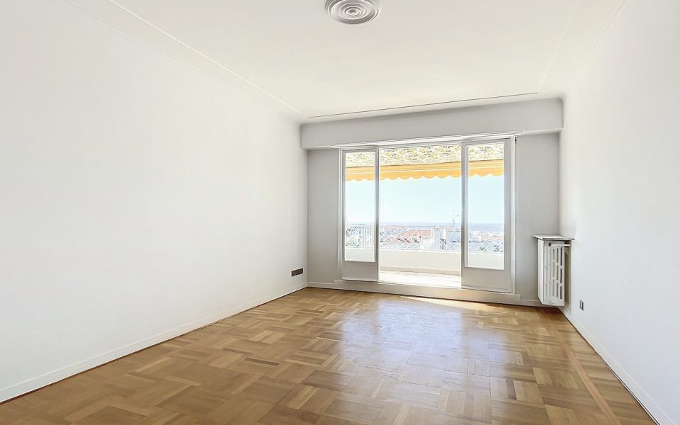 Nizza Cimiez – Appartamento trilocale all’ultimo piano completamente ristrutturato