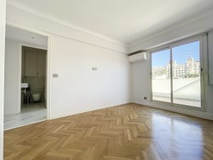 Nizza Cimiez – Appartamento trilocale all’ultimo piano completamente ristrutturato